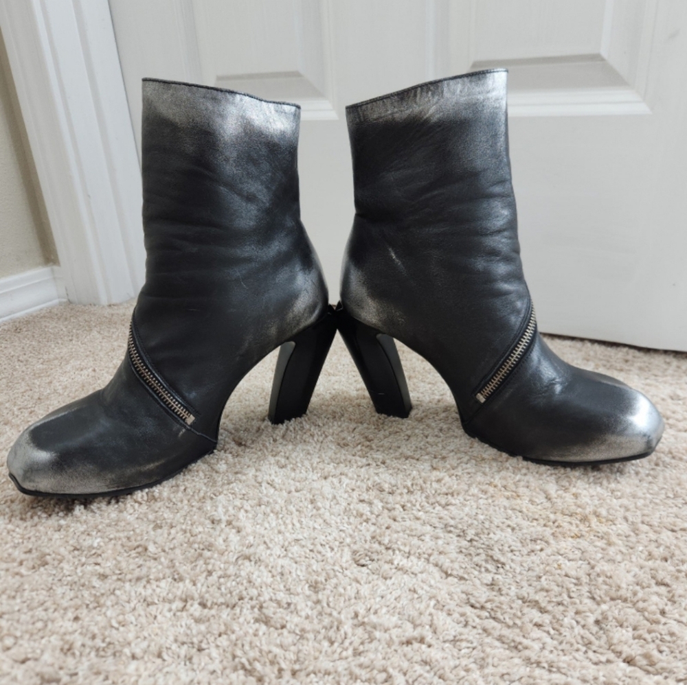 Shaguar Dorritie spiral zip ankle boot by John Fluevog - Picture 7 of 11